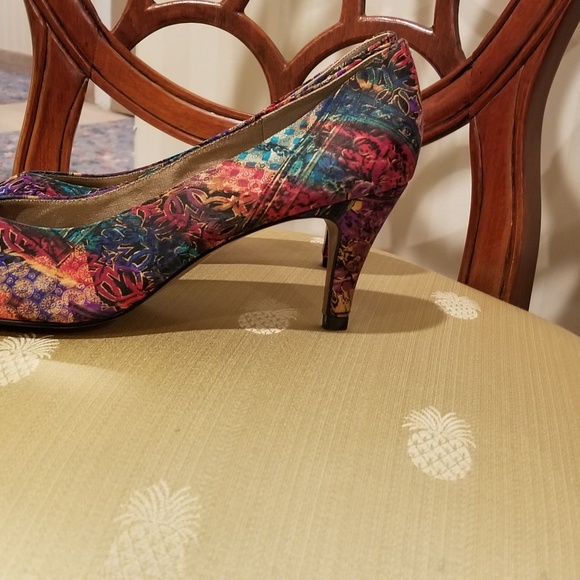 Fabric Multi-Colored Pumps Size 10 - Picture 4 of 6